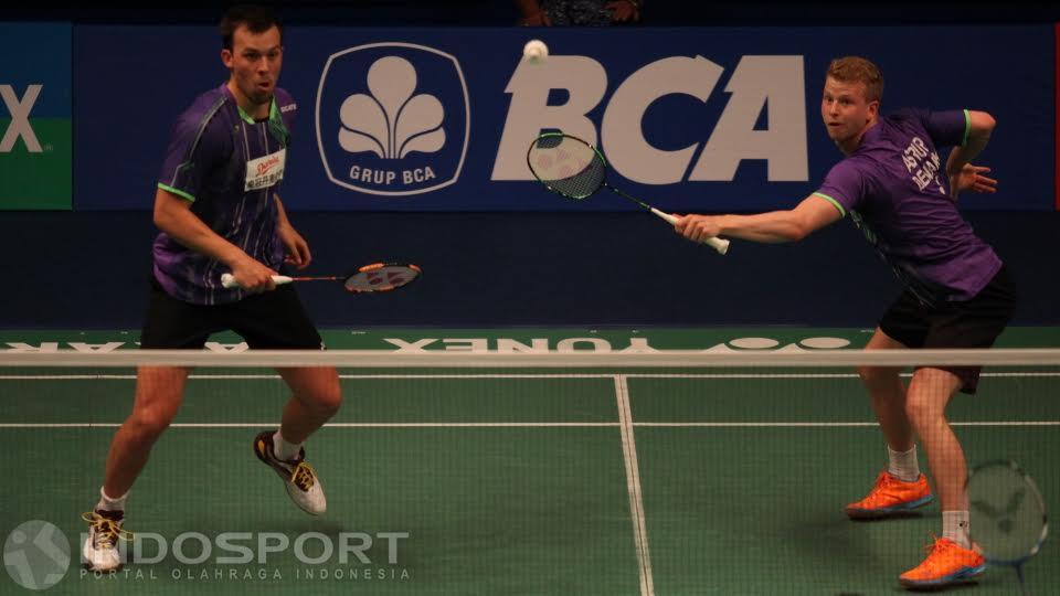 Ganda Denmark Kim Astrup/Anders Skaarup Rasmussen mengembalikan shuttlecock ke arah ganda Korea Lee Yong Dae/Yoo Yeon Seong.